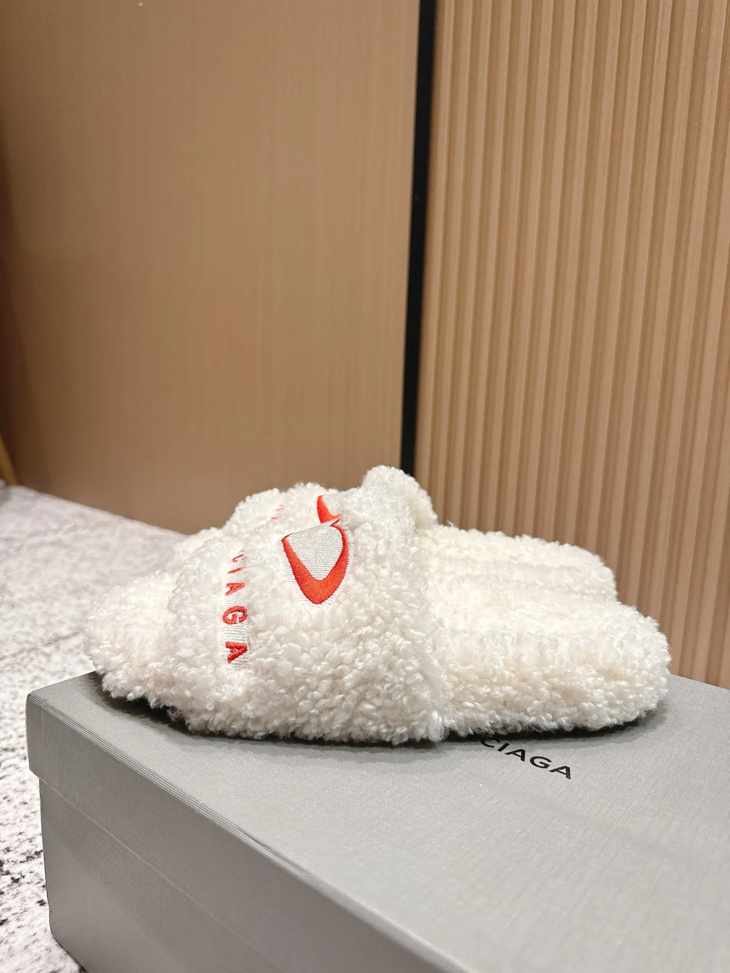 Factory direct sales p380🐘🐘Women's shoes, women's clothing, top version BALENCIAGA ~ Balenciaga fur slippers with new Balenciaga political Campaign logo embroidery! A favorite among European and American celebrities, celebrities, and internet celebrities, the upper is exquisite, hand-sewn and threaded, fluffy and soft against the skin.  This can be worn all year round! Wear it with socks in spring, autumn and winter, or wear it alone in summer. It looks good and is comfortable. The upper is wide, showing your feet and calves, and stepping into it is like bare feet on a carpet. It really matches, wears, and looks so good. When you put it on, it looks casual and simple fashion. It has a high-end feel and is invincible when you go out on the street! Size: 35-40